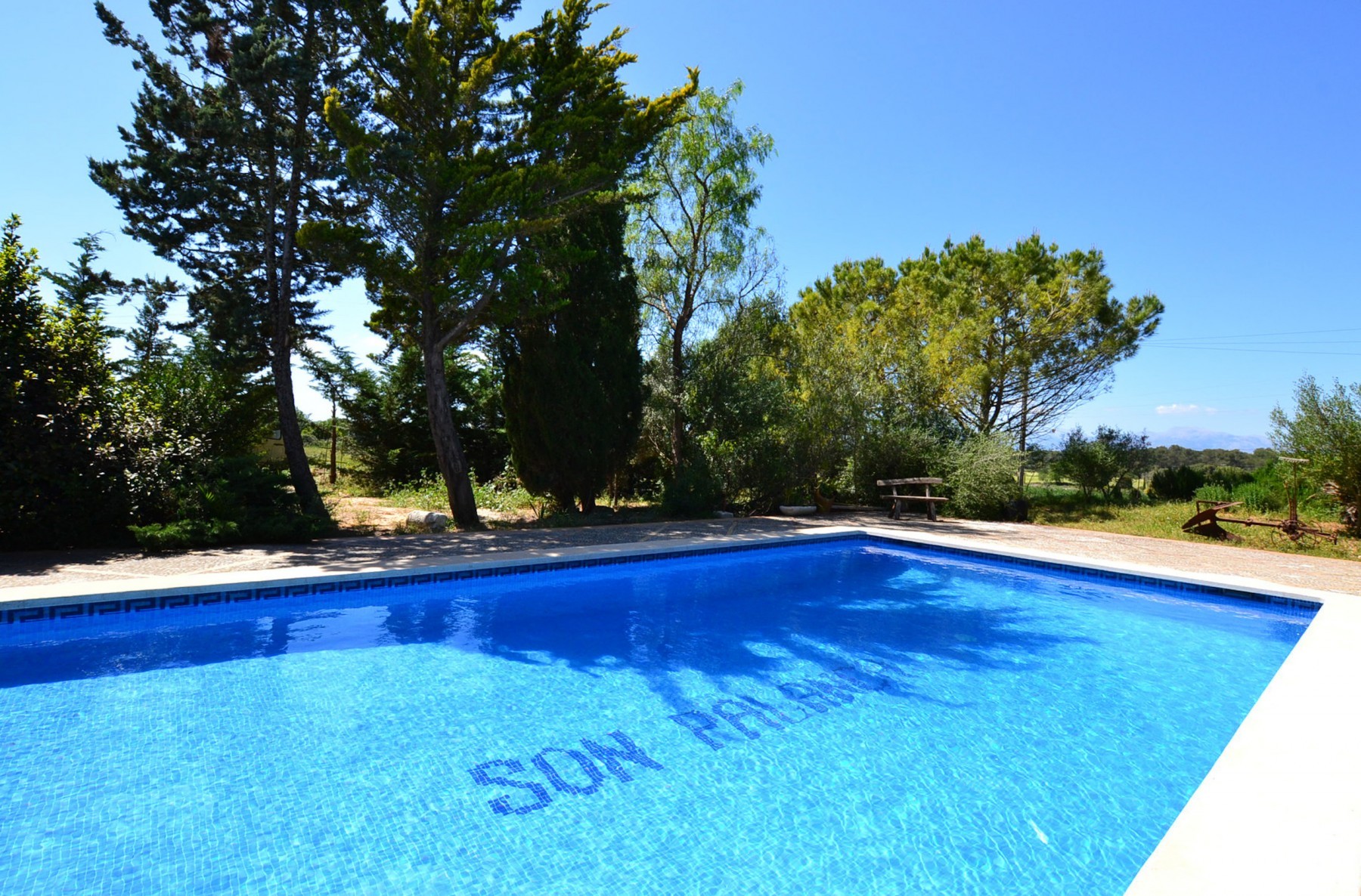 5 Doppelschlafzimmer, 3 Badezimmer, Wifi-Internet, Klimaanlage, schöner Garten mit Pool und Grill.