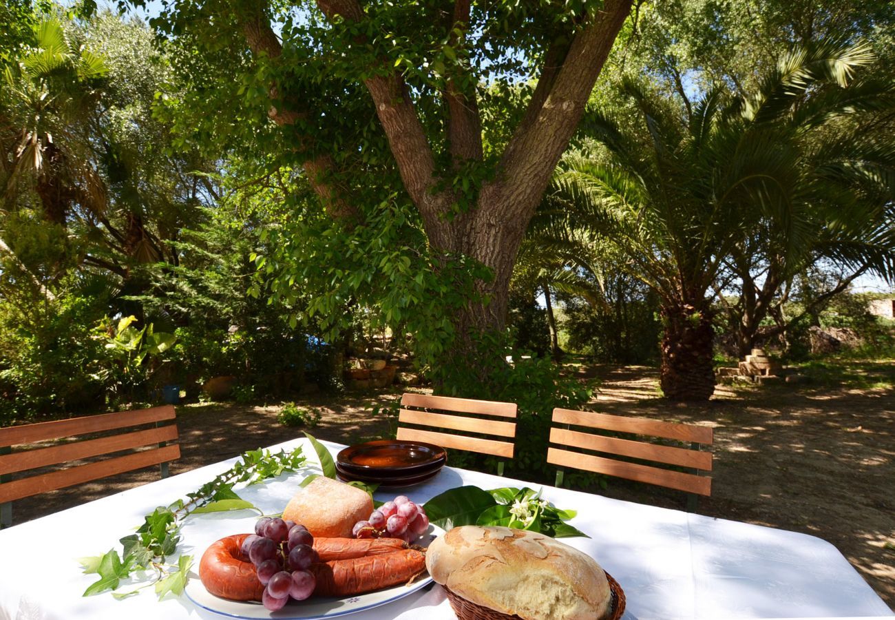 5 Doppelschlafzimmer, 3 Badezimmer, Wifi-Internet, Klimaanlage, schöner Garten mit Pool und Grill.