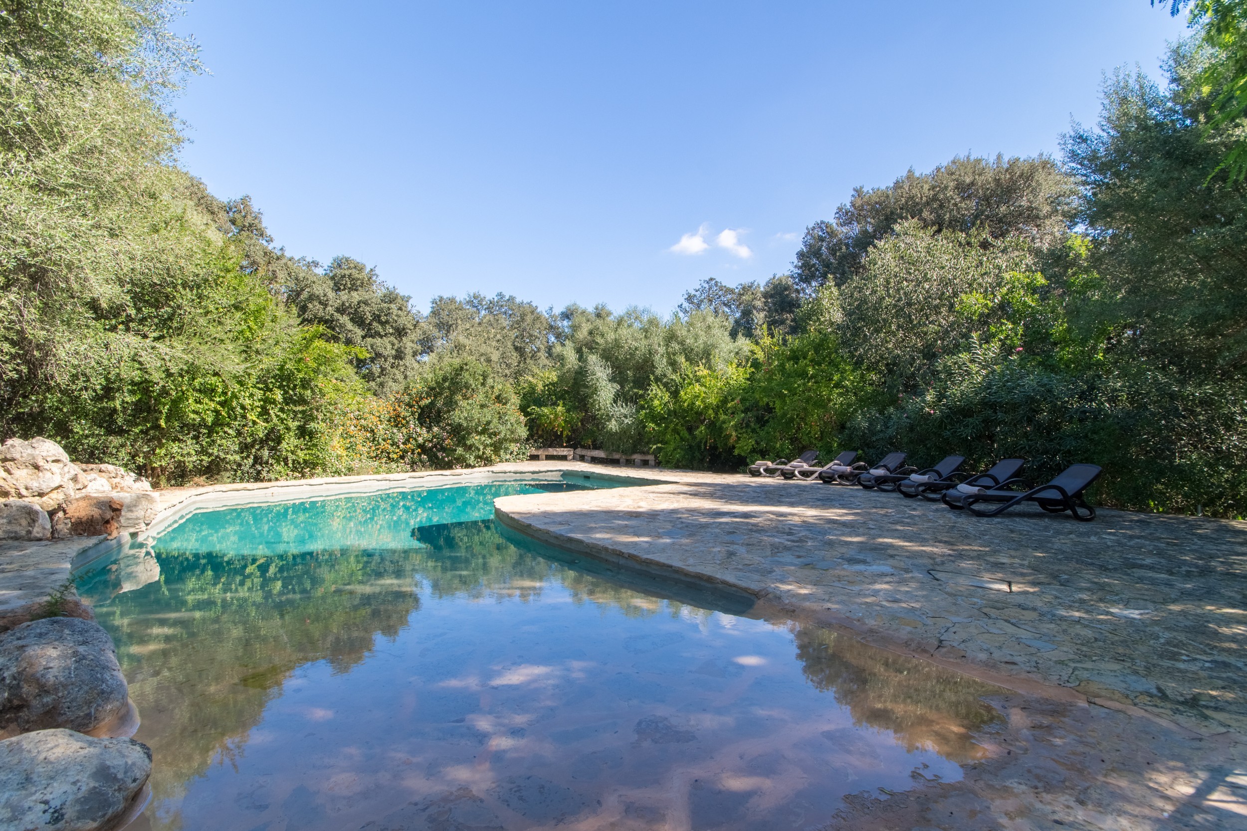 3 dormitorios dobles, 3 baños, AC, chimenea, Wi-Fi gratuito, piscina vallada, jardín con gran barbacoa.