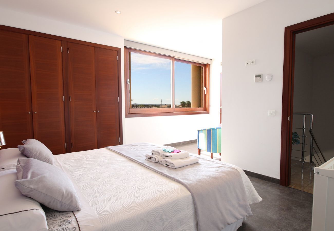 4 habitaciones dobles, 3 baños (2 en suite), gran piscina privada, zona de barbacoa, parque infantil, gratis Wifi Internet.