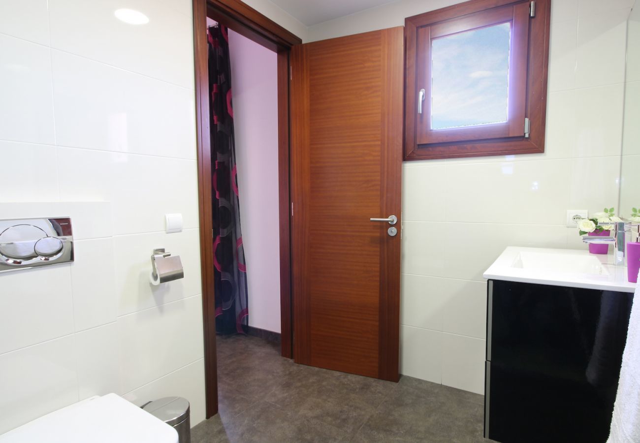 4 habitaciones dobles, 3 baños (2 en suite), gran piscina privada, zona de barbacoa, parque infantil, gratis Wifi Internet.