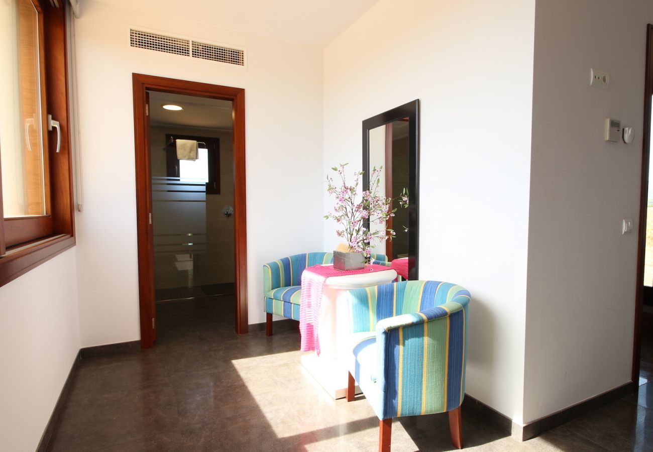 4 habitaciones dobles, 3 baños (2 en suite), gran piscina privada, zona de barbacoa, parque infantil, gratis Wifi Internet.