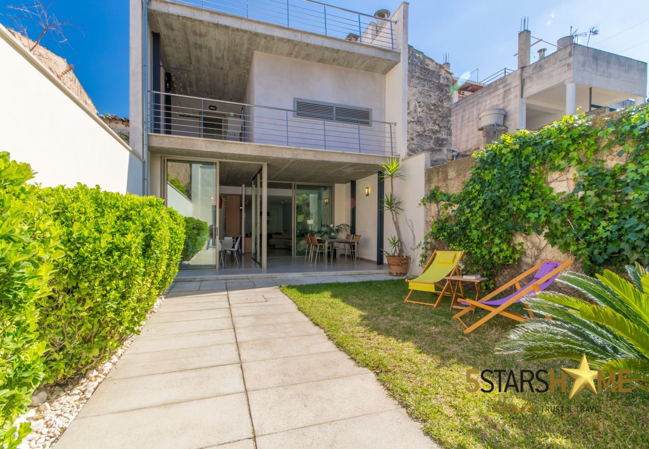 3 habitaciones dobles, 1 habitación infantil, 3 baños, WIFI, jardín con barbacoa y terraza en la azotea.