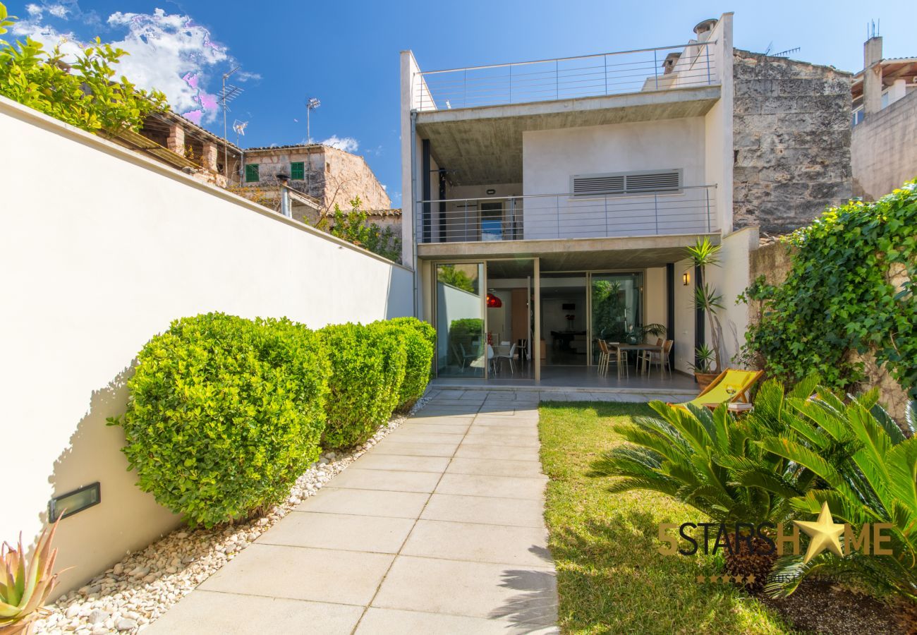 3 habitaciones dobles, 1 habitación infantil, 3 baños, WIFI, jardín con barbacoa y terraza en la azotea.