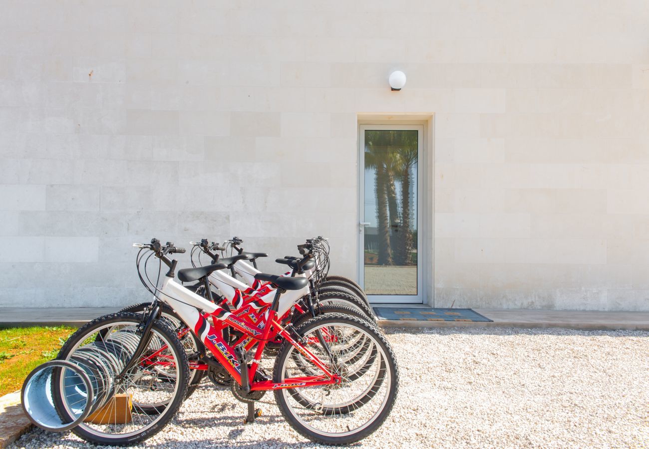 7 habitaciones dobles, 7 baños en suite, AC, wifi, bicicletas, jardín, piscina, barbacoa, campo de futbol y volley ball.