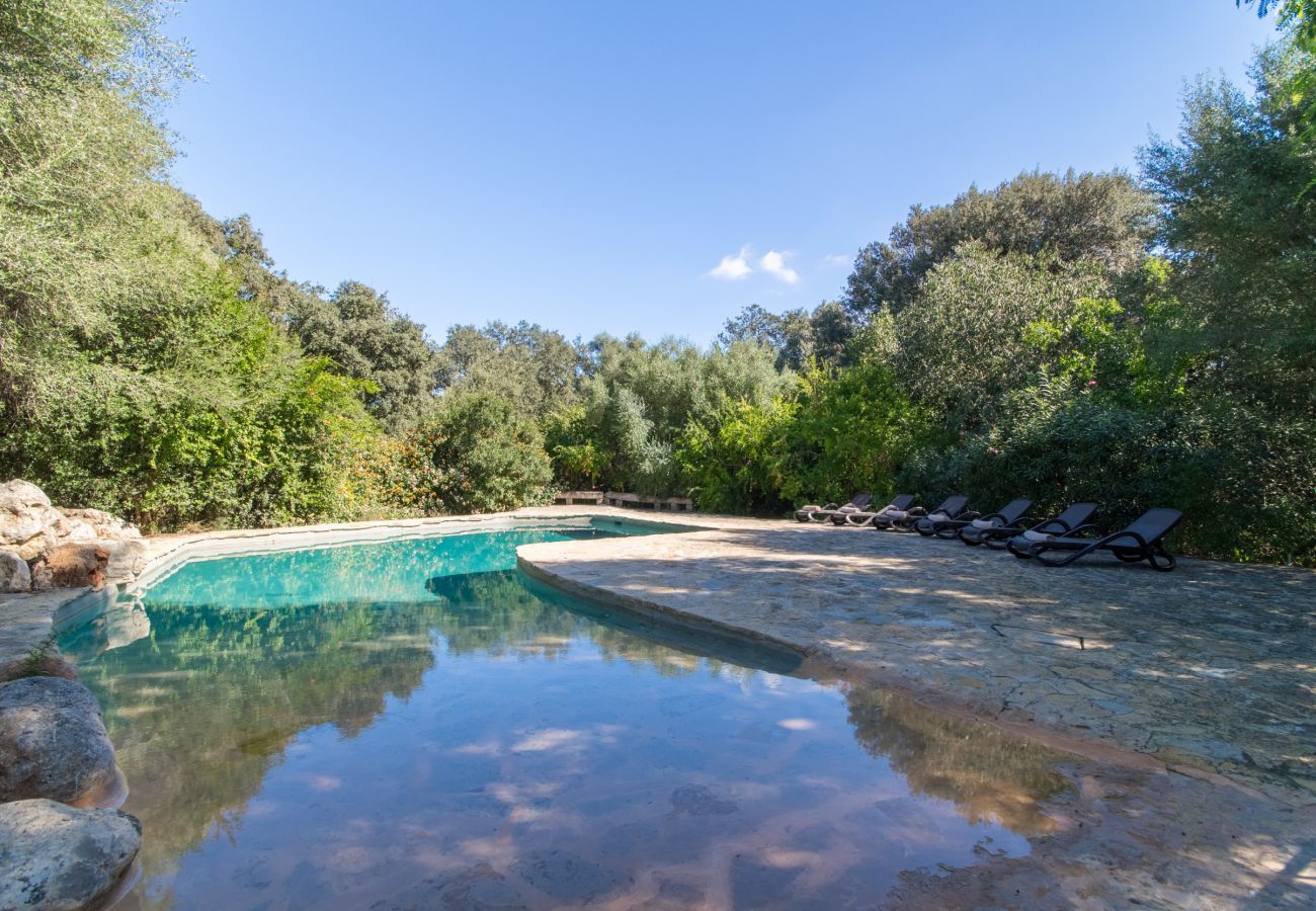 3 dormitorios dobles, 3 baños, AC, chimenea, Wi-Fi gratuito, piscina vallada, jardín con gran barbacoa.