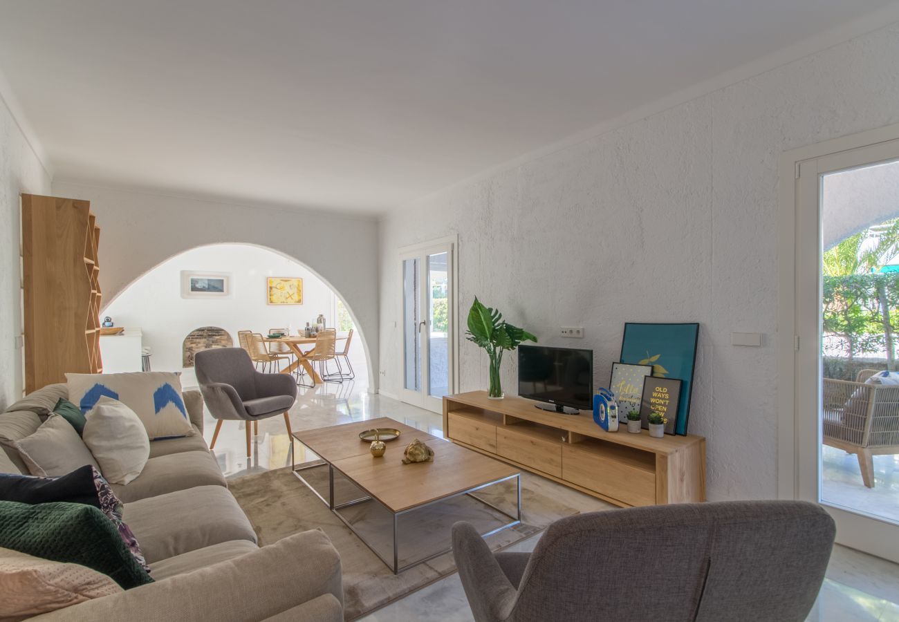 4 habitaciones dobles, 3 baños, baños al aire libre, AC, Internet Wifi gratuito, gran jardín con gran barbacoa y terraza