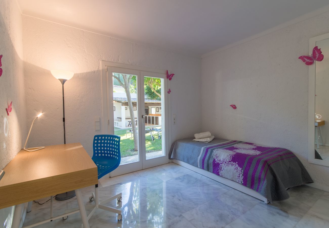 4 habitaciones dobles, 3 baños, baños al aire libre, AC, Internet Wifi gratuito, gran jardín con gran barbacoa y terraza