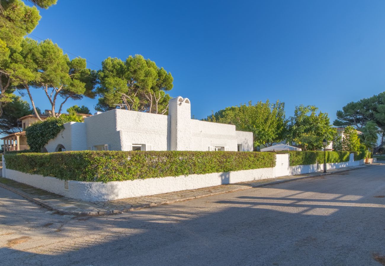 4 habitaciones dobles, 3 baños, baños al aire libre, AC, Internet Wifi gratuito, gran jardín con gran barbacoa y terraza.