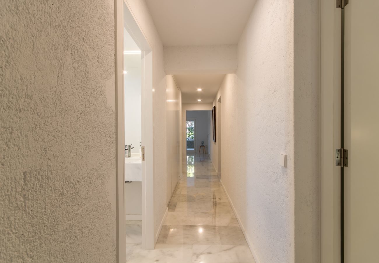 4 habitaciones dobles, 3 baños, baños al aire libre, AC, Internet Wifi gratuito, gran jardín con gran barbacoa y terraza.