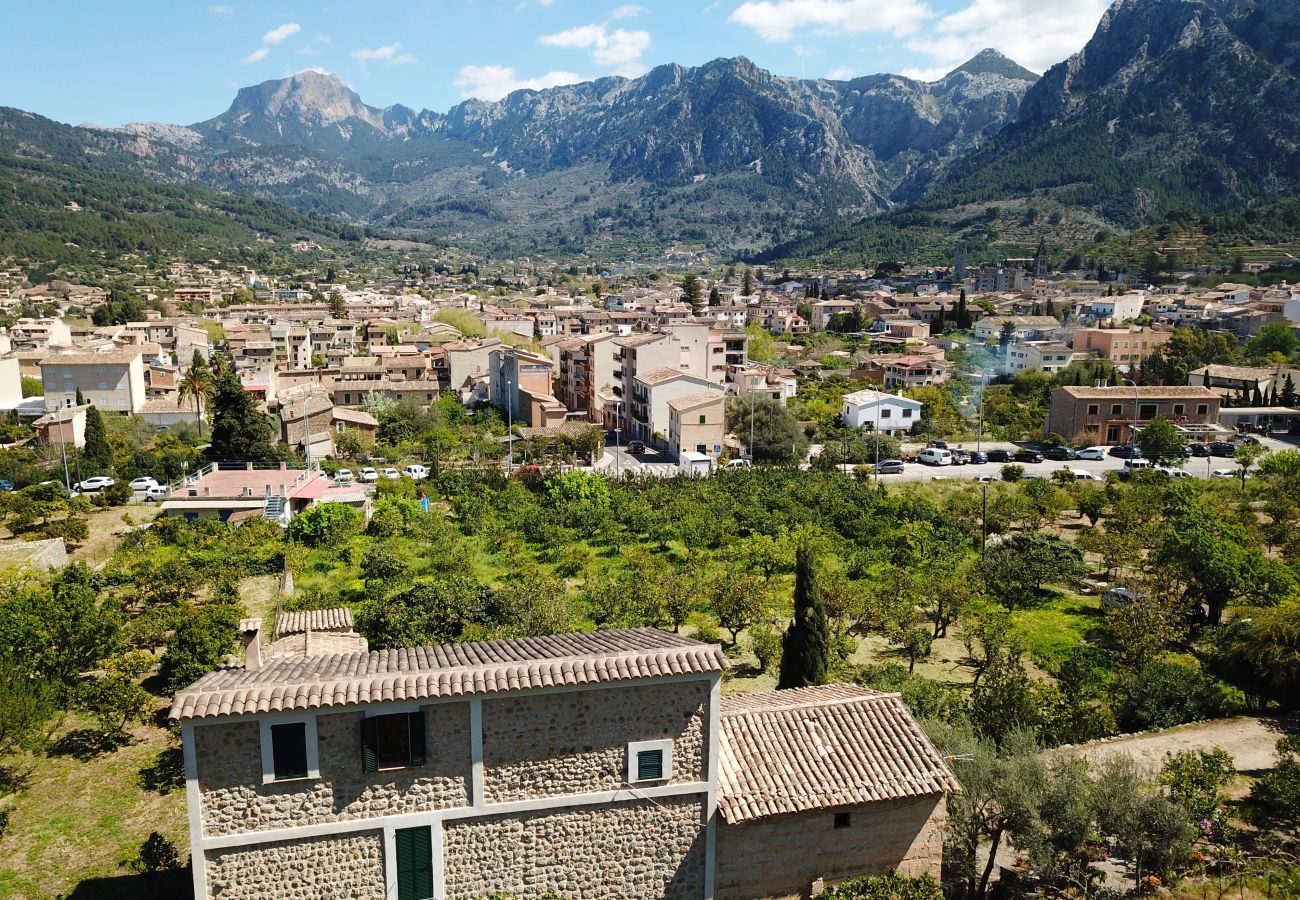 2 amplios dormitorios, 2 baños, 1 cama doble adicional, Wifi gratuito en todo el alojamiento, Terraza con barbacoa.