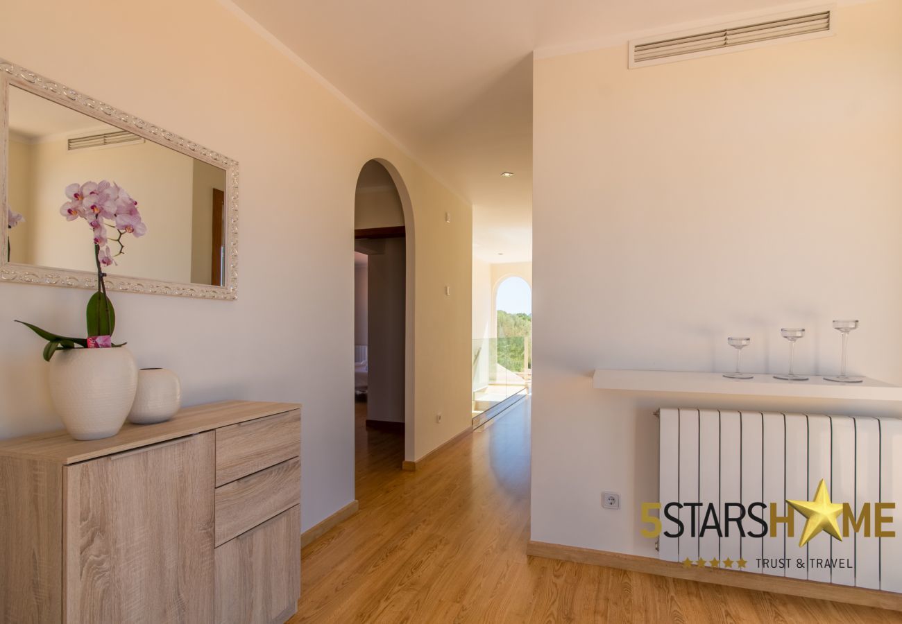 6 hab. dobles, 6 baños en suite, 1 b. adicional, AC, Wifi gratis, equipo de música, jardín, piscina, BBQ y zonas de relax.