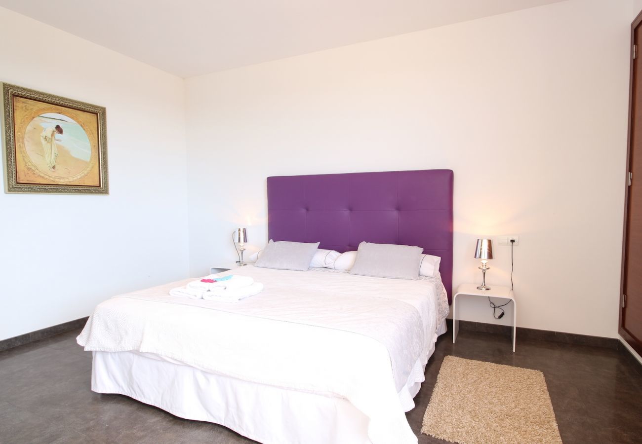 4 chambres doubles, 3 salles de bains (2 en suite), grande piscine privée, barbecue, aire de jeux, Internet Wifi gratuit.