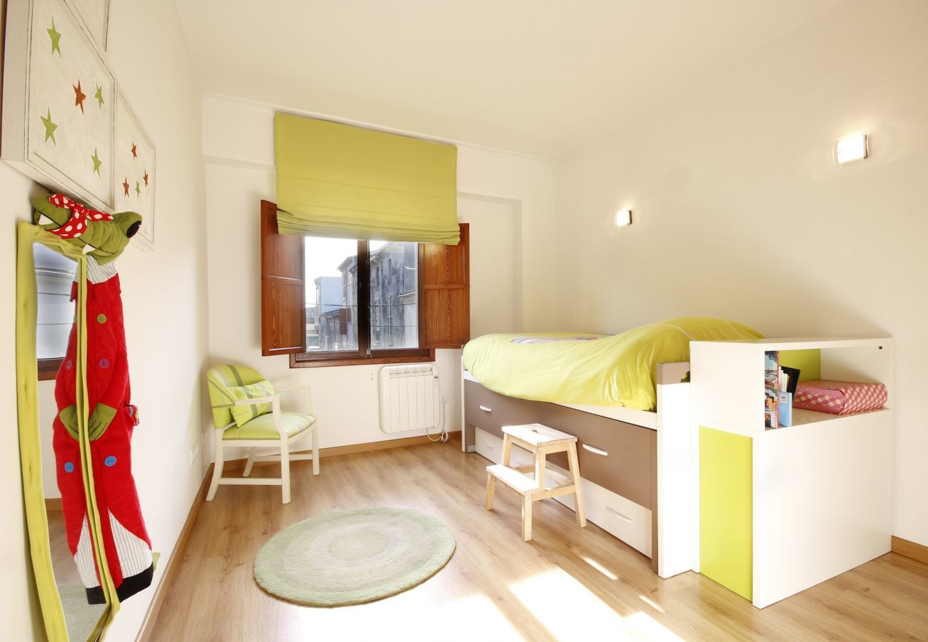 3 Chambre double, 1 chambre d'enfants, 3 salles de bains, WIFI, jardin avec barbecue et terrasse sur le toit.