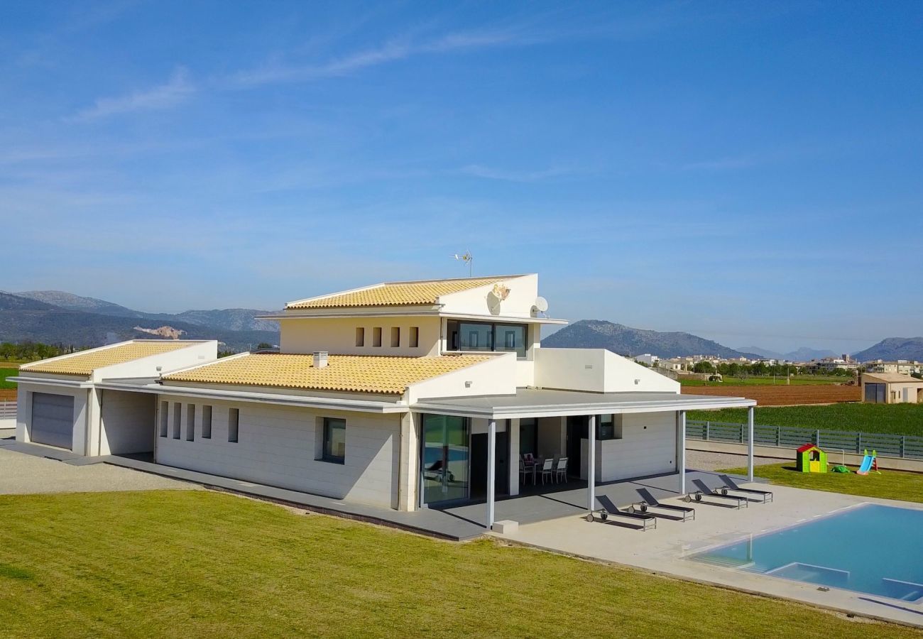 4 chambres, 3 salles de bains, piscine (fermée), jardin, Internet, système de climatisation et Domotik dans toute la maison