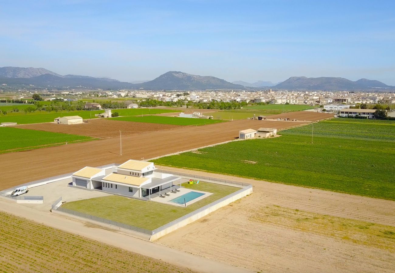 4 chambres, 3 salles de bains, piscine (fermée), jardin, Internet, système de climatisation et Domotik dans toute la maison