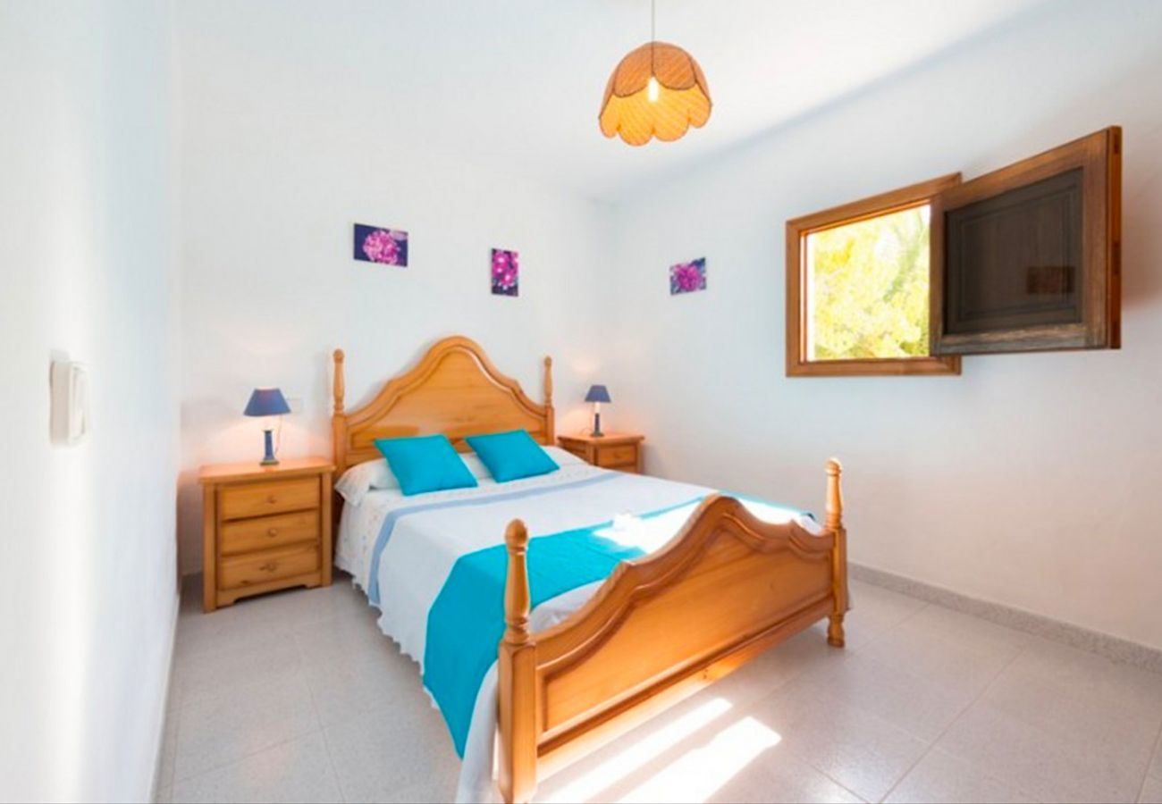 4 chambres doubles, salle de bain, terrasse, barbecue, cheminée, wifi, sèche-cheveux, AC uniquement dans le salon, piscine