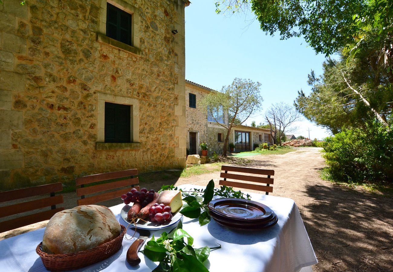 5 chambres doubles, 3 salles de bains, Internet Wifi, climatisation, beau jardin avec piscine et barbecue.