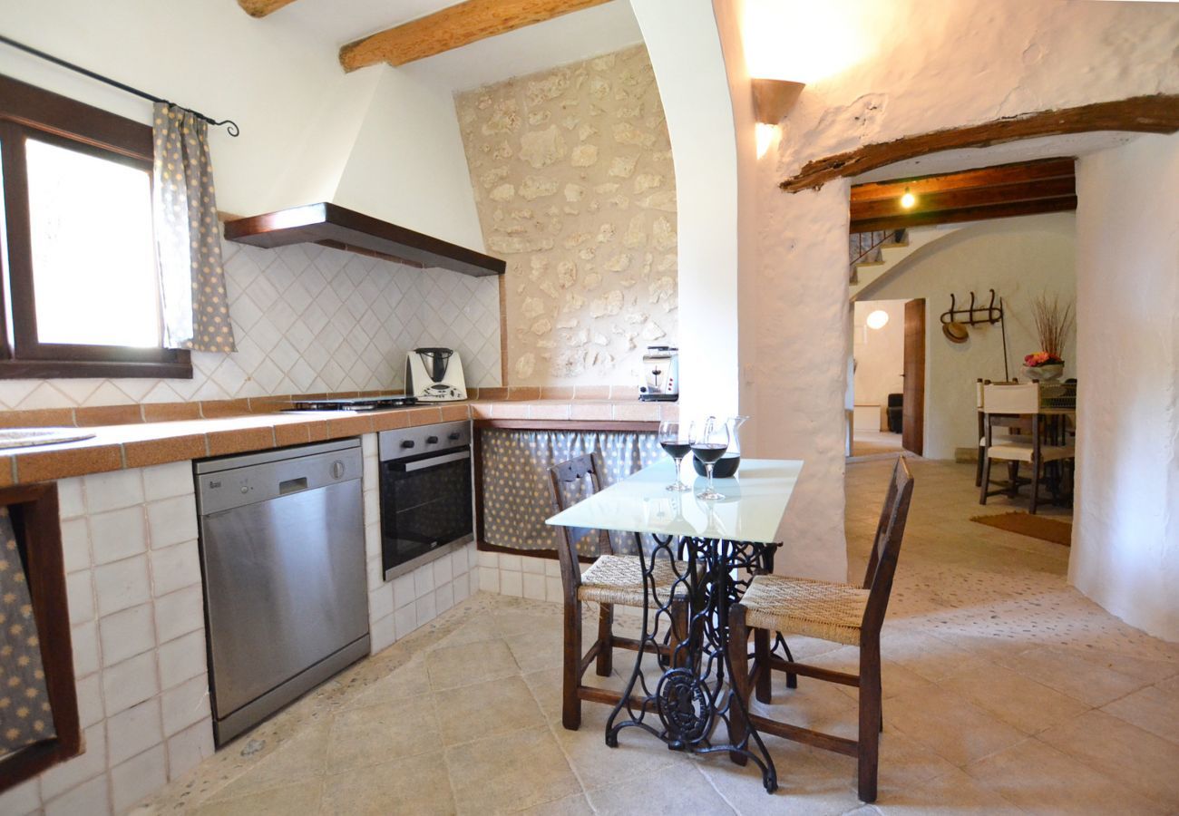 5 chambres doubles, 3 salles de bains, Internet Wifi, climatisation, beau jardin avec piscine et barbecue.